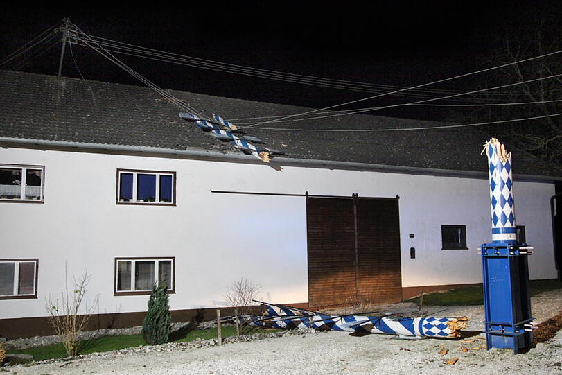 In Heldenstein krachte ein Maibaum auf ein Haus - und riss dabei eine Stromleitung ab.
