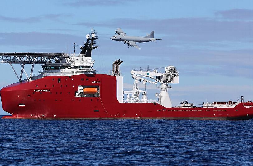 Eine Maschine der australischen Luftwaffe fliegt über der "Ocean Shield".