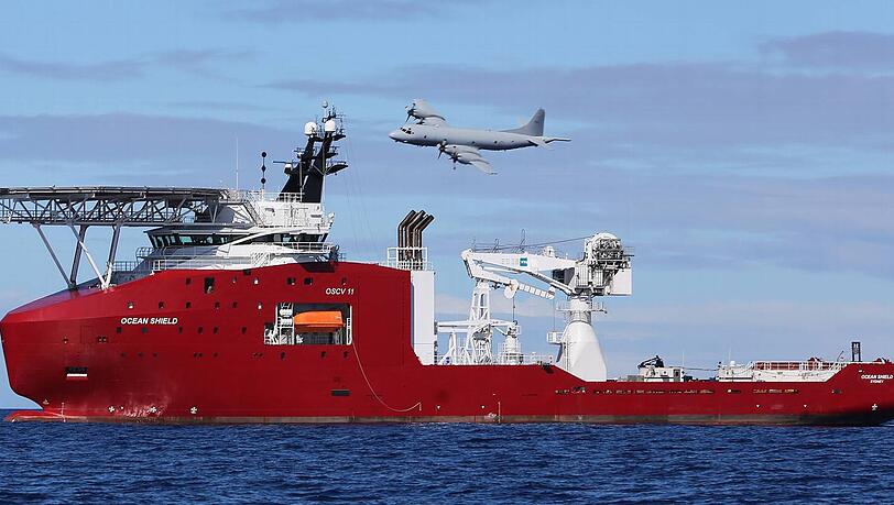 Eine Maschine der australischen Luftwaffe fliegt über der "Ocean Shield". Eine Maschine der australischen Luftwaffe fliegt über der "Ocean Shield".