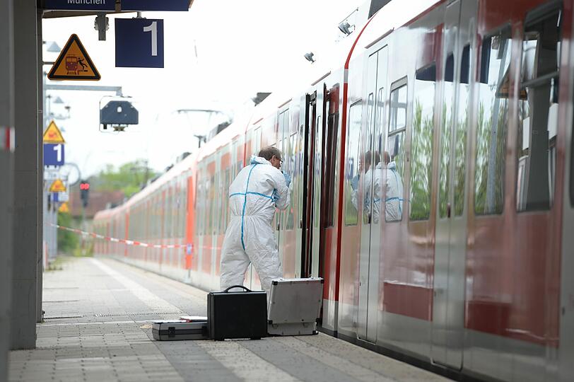 Ermittler der Spurensicherung haben den Tatort an der S-Bahn in Grafing übernommen.
