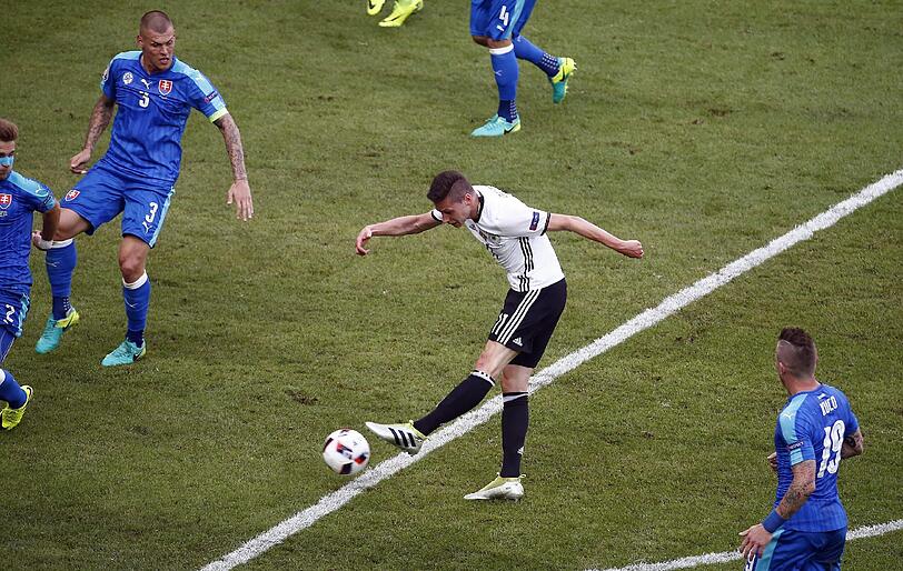 JULIAN DRAXLER: NOTE 1.
Top-Idee von Löw, den Schalker hereinzunehmen. Mit Hector im Rücken  
von Beginn an sehr aktiv über links, viele Ballgewinne. Wechselte oft  
die Seite, initiierte einige Chancen, bereitete das 2:0 von Gomez vor,  
traf selbst zum 3:0 (63.).