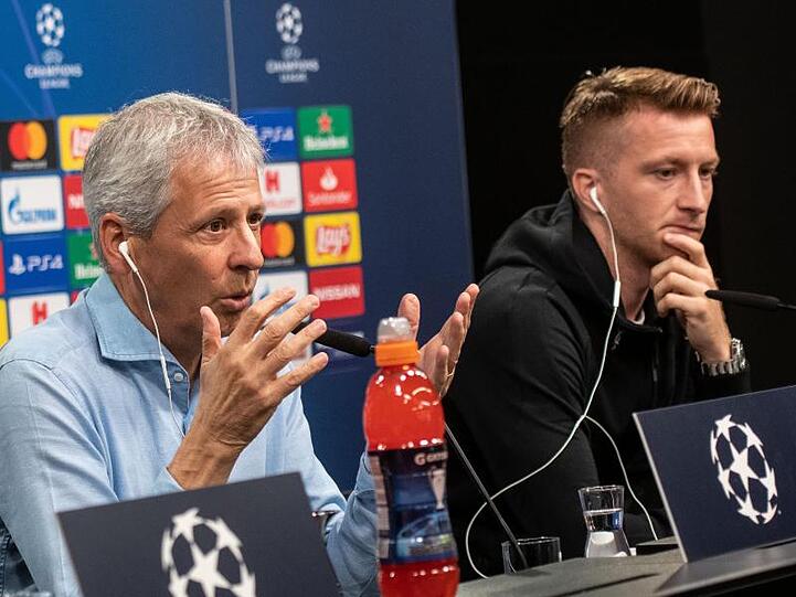 BVB-Trainer Lucien Favre (l) und Marco Reus bei der Pressekonferenz vor dem Spiel gegen den FC Barcelona.