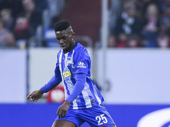 Berlins Jordan Torunarigha spielt den Ball. Foto: Christophe Gateau/Archiv
