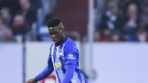 Berlins Jordan Torunarigha spielt den Ball. Foto: Christophe Gateau/Archiv