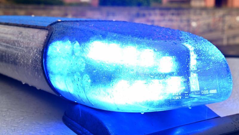 Ein Streifenwagen der Polizei steht mit eingeschaltetem Blaulicht.