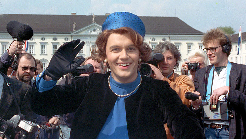 Verkleidet als Königin Beatrix der Niederlande winkt der deutsche Komiker und Showmaster Hape Kerkeling am 25. April 1991 vor Schloss Bellevue für die Presse.