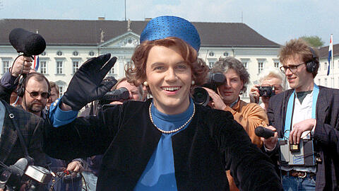 Verkleidet als Königin Beatrix der Niederlande winkt der deutsche Komiker und Showmaster Hape Kerkeling am 25. April 1991 vor Schloss Bellevue für die Presse.