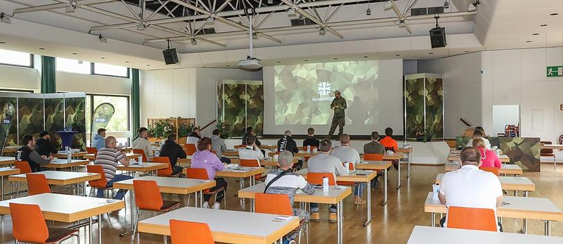 "Wir haben einen Auftrag": Was es bedeutet, zur Bundeswehr zu gehen, erfahren die 24 Prüflinge hier in der Aula über der Soldatenkantine.