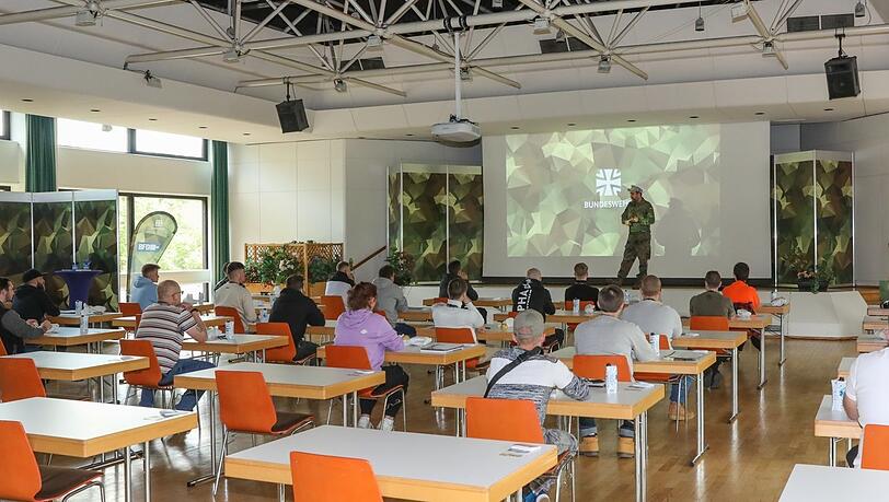 "Wir haben einen Auftrag": Was es bedeutet, zur Bundeswehr zu gehen, erfahren die 24 Prüflinge hier in der Aula über der Soldatenkantine. "Wir haben einen Auftrag": Was es bedeutet, zur Bundeswehr zu gehen, erfahren die 24 Prüflinge hier in der Aula über der Soldatenkantine.