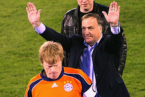 Sieger und Besiegter: St.-Petersburg-Trainer Dick Advocaat jubelt, während Oliver Kahn sich gesenkten Hauptes von der internationalen Bühne verabschiedet.