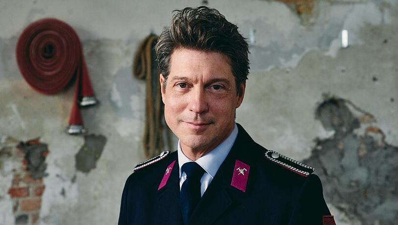 Sebastian Deyle wird in "Frieda - Mit Feuer und Flamme" zum Feuerwehrmann Mirko. Sebastian Deyle wird in "Frieda - Mit Feuer und Flamme" zum Feuerwehrmann Mirko.