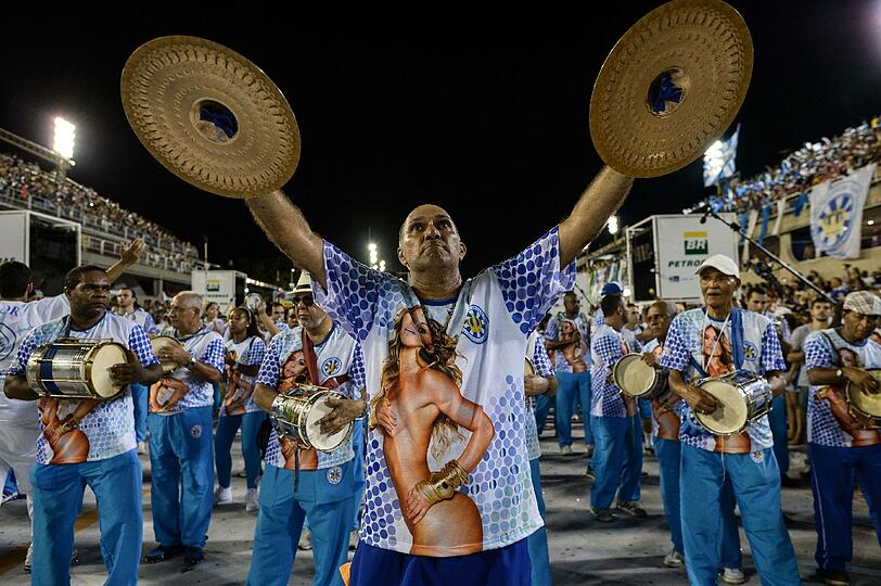 In Rio de Janeiro, der Karneval-Stadt schlechthin, sind die Leute aus dem Häuschen. Kaum zu glauben dass diese Bilder von einer Probe stammen.