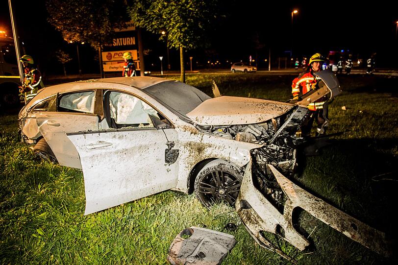 Ein 47-Jähriger flüchtet mit seinem Mercedes CLA vor einer Polizeikontrolle, übersieht einen Kreisverkehr und wird rund 40 Meter durch die Luft geschleudert. Die Bilder vom Einsatz