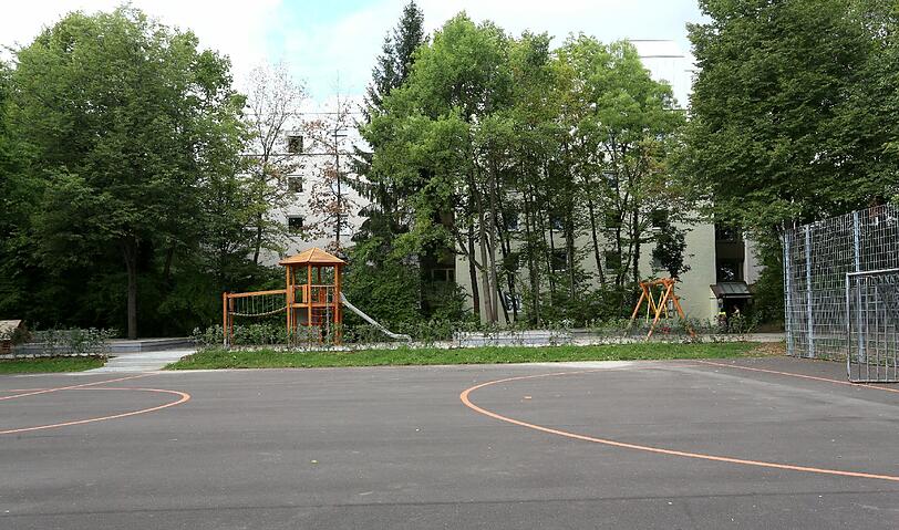 Der Bolzplatz hat einen neuen Belag bekommen.