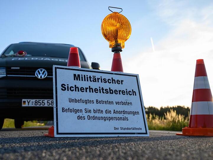 Eine abgesperrte Straße in der Nähe einer der Absturzstellen in Mecklenburg-Vorpommern.