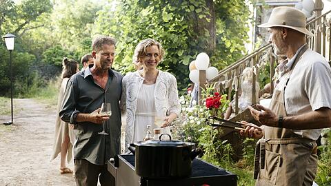 Kurt (Til Schweiger) und Lena (Franziska Machens) als neues Paar auf der Grillparty ihres Nachbarn (Heiner Lauterbach).
