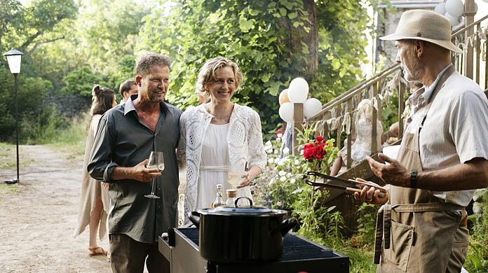 Kurt (Til Schweiger) und Lena (Franziska Machens) als neues Paar auf der Grillparty ihres Nachbarn (Heiner Lauterbach).