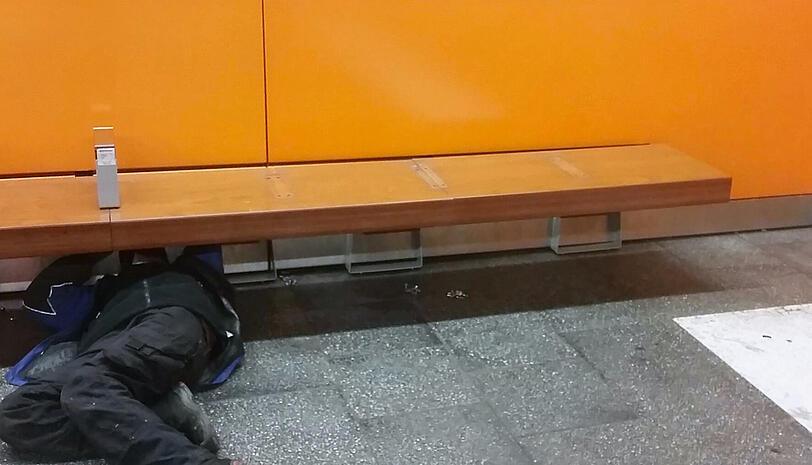 23 Sitzbänke verwandelten die Aktivisten im S-Bahnhof Marienplatz "in Schlafplätze".