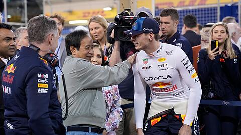 Red-Bull-Teamchef Christian Horner (l) und Red-Bull-Miteigentümer Chalerm Yoovidhya sprechen mit Max Verstappen.