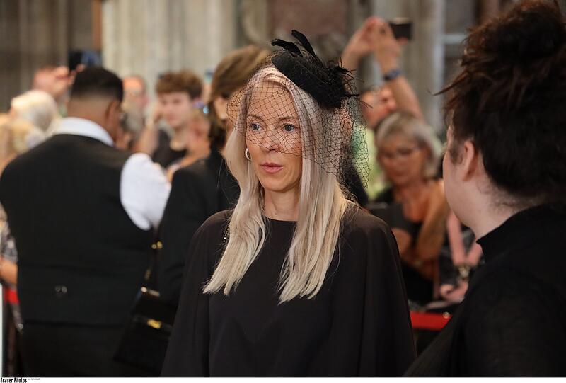 Witwe Simone Lugner nimmt Abschied von ihrem verstorbenen Ehemann.