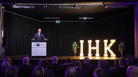 Die 500 Gäste der IHK Arnsberg nahmen die Rede des Sauerländers Merz wohlwollend auf.