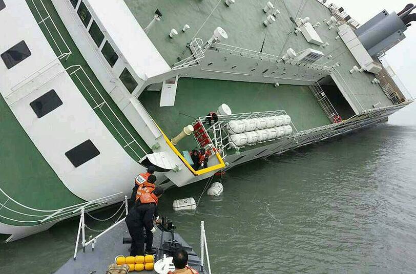 Dramatische Rettungsaktion vor der Küste Südkoreas: Helfer bringen Passagiere von Bord der "Sewol".