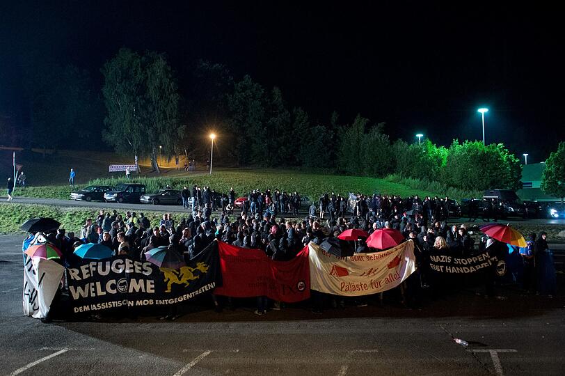Linke Gegendemonstranten standen den Neonazis gegenüber.