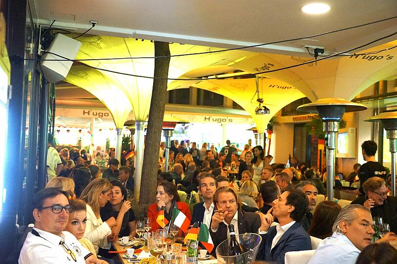Hunderte feierten den Einzug ins Halbfinale im H'ugo's