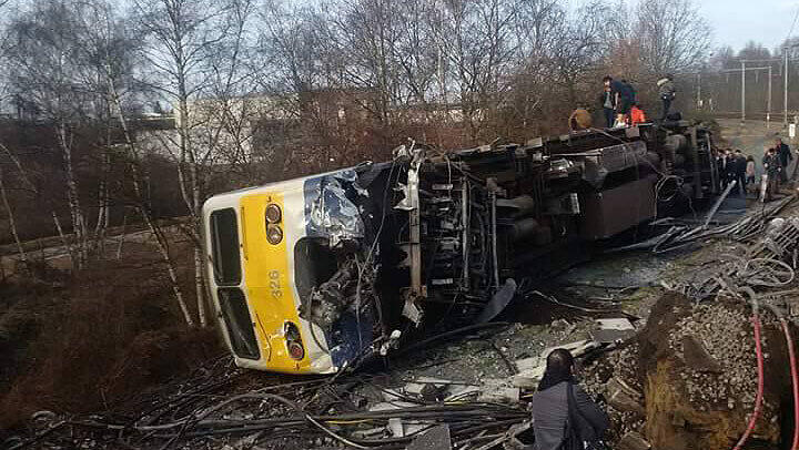 Der entgleiste Personenzug. Nach Angaben der belgischen Bahn SNCB entgleiste der Zug nahe des Bahnhofs von Löwen.
