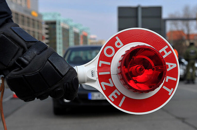 Erst gab sich der Motorradfahrer kooperativ und hielt an - plötzlich flüchtete er jedoch während der Verkehrskontrolle. (Archivbild)