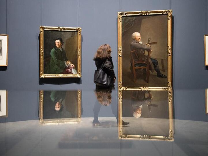 "Jugendliches Selbstbildnis" (l) und "Selbstbildnis mit 58 Jahren" von Anton Graff in der Ausstellung "Anton Graff (1736-1813) - Porträts".