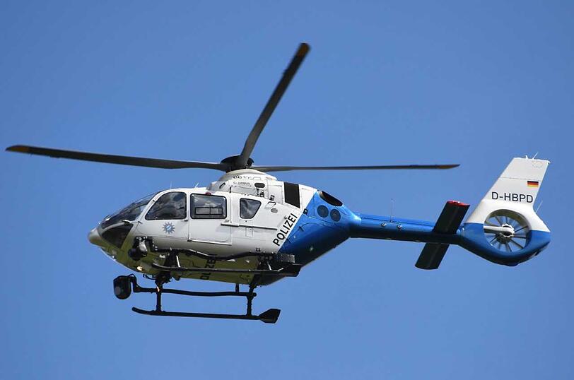 Mit einem Hubschrauber suchte die Polizei die nahe Umgebung nach der angeblich geflüchteten Fahrerin ab.