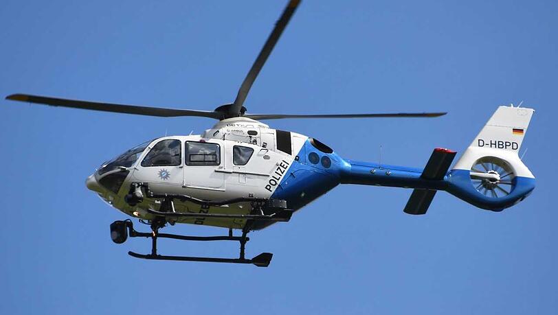 Mit einem Hubschrauber suchte die Polizei die nahe Umgebung nach der angeblich geflüchteten Fahrerin ab. Mit einem Hubschrauber suchte die Polizei die nahe Umgebung nach der angeblich geflüchteten Fahrerin ab.