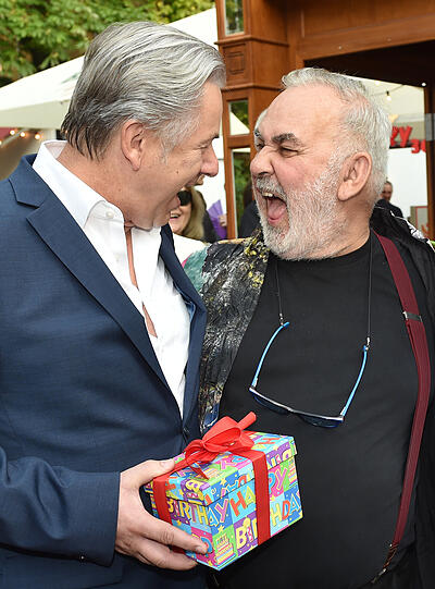 Klaus Wowereit (SPD, l.), damals Berlins Regierender Bürgermeister, scherzt auf der Party anlässlich des 70. Geburtstages des Figaros Udo Walz.