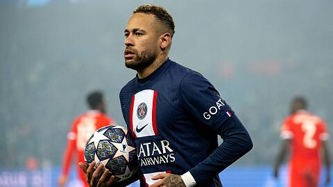 Neymar Jr von Paris läuft zu einer Ecke.
