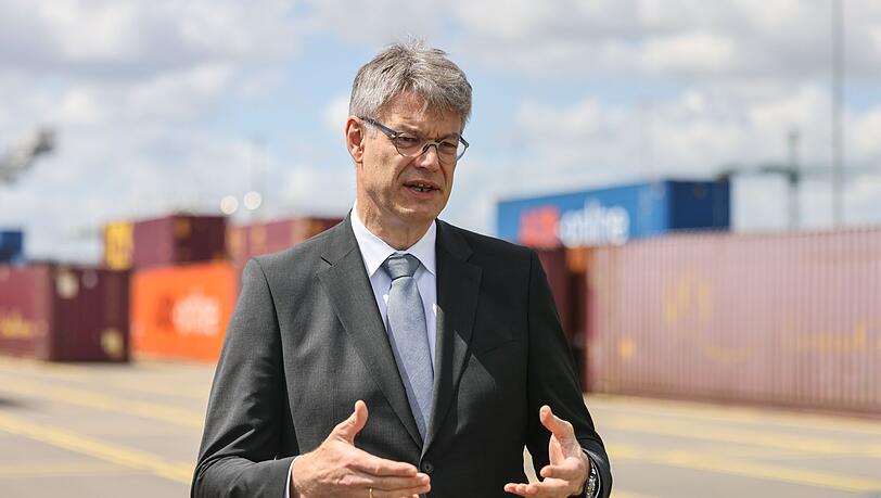Die Bundesregierung will in den kommenden vier Jahren mit 400 Millionen Euro aus dem Klimafonds den klimafreundlichen Umbau von Häfen und Schiffen fördern, sagt Bundesverkehrsminister Patrick Schnieder (CDU).