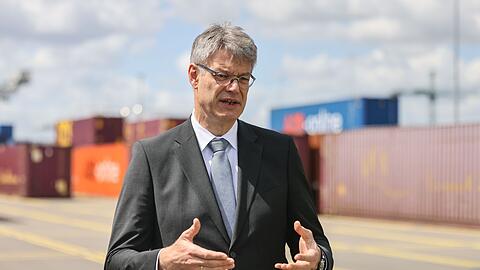 Die Bundesregierung will in den kommenden vier Jahren mit 400 Millionen Euro aus dem Klimafonds den klimafreundlichen Umbau von Häfen und Schiffen fördern, sagt Bundesverkehrsminister Patrick Schnieder (CDU).