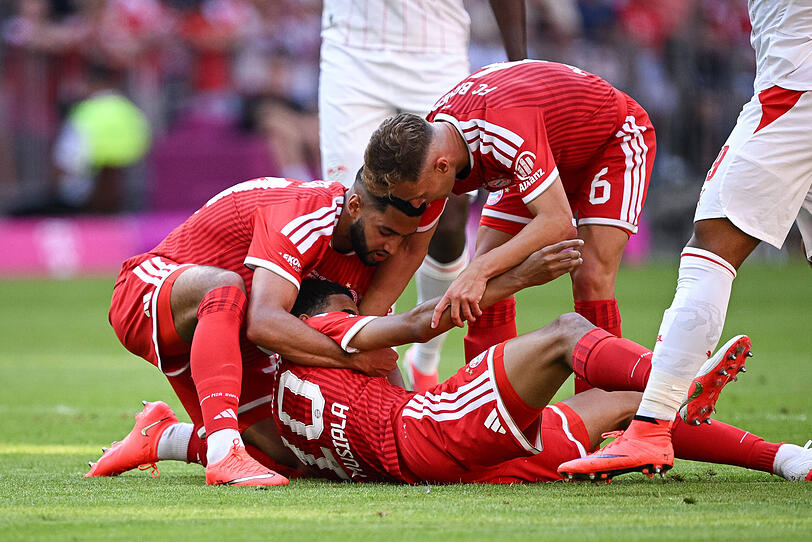 Saibari und Joshua Kimmich (r.) helfen Jamal Musiala.
