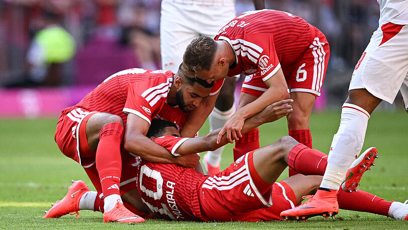 Saibari und Joshua Kimmich (r.) helfen Jamal Musiala. Saibari und Joshua Kimmich (r.) helfen Jamal Musiala.