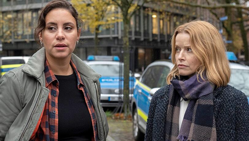 Nachdem Kriminalpsychologin Elli Krieger (Karoline Schuch, rechts) in Teil eins, "Tatort: Unter Freunden" nur eine Randfigur war, steigt sie in Teil zwei, "Tatort: Unter Feinden" zur vollwertigen Partnerin Mila Sahins (Almila Bagriacik) auf. Nachdem Kriminalpsychologin Elli Krieger (Karoline Schuch, rechts) in Teil eins, "Tatort: Unter Freunden" nur eine Randfigur war, steigt sie in Teil zwei, "Tatort: Unter Feinden" zur vollwertigen Partnerin Mila Sahins (Almila Bagriacik) auf.