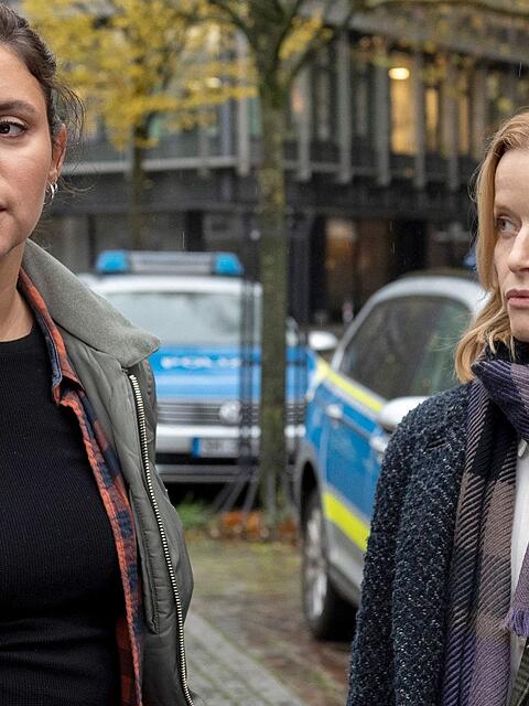 Nachdem Kriminalpsychologin Elli Krieger (Karoline Schuch, rechts) in Teil eins, "Tatort: Unter Freunden" nur eine Randfigur war, steigt sie in Teil zwei, "Tatort: Unter Feinden" zur vollwertigen Partnerin Mila Sahins (Almila Bagriacik) auf.