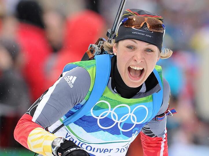 Magdalena Neuner freut sich im Ziel über Silber im Sprint.