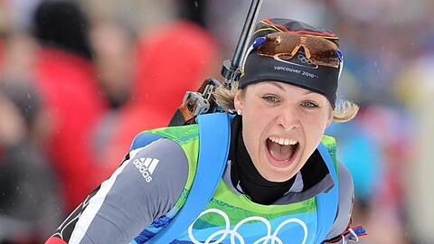Magdalena Neuner freut sich im Ziel über Silber im Sprint.