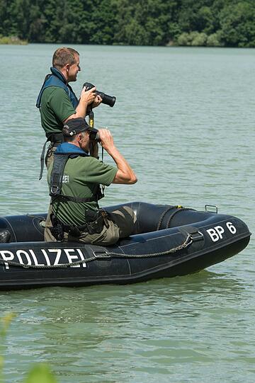 Die Suche nach dem angeblichen Krokodil in einem Schwandorfer Badesee weitet sich aus. Mehrere Taucher der Bereitschaftspolizei haben am Montag auf einem Boot die Wasseroberfläche abgesucht, um dem Reptil auf die Spur zu kommen.