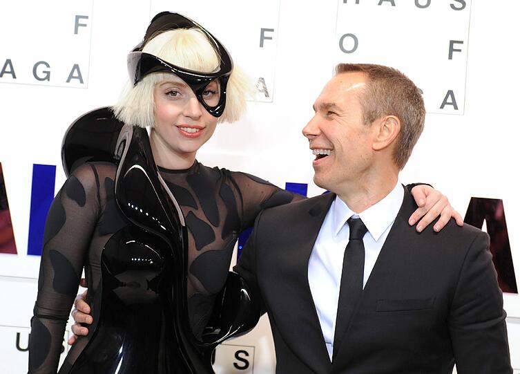 Lady Gaga und das fliegende Kleid "Volantis": Bei der Release-Party zu "Artpop" ist die Pop-Diva abgehoben. Die Bilder.
