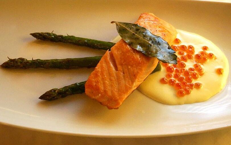 3. Gang: Lachsfilet mit Gin und Lorbeer mariniert auf grünem Spargel mit Keta-Kaviar-Sauce.