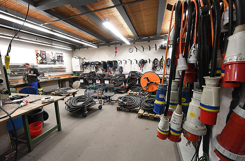 In dieser Werkstatt arbeitet ein Elektriker des Olympiastadions.