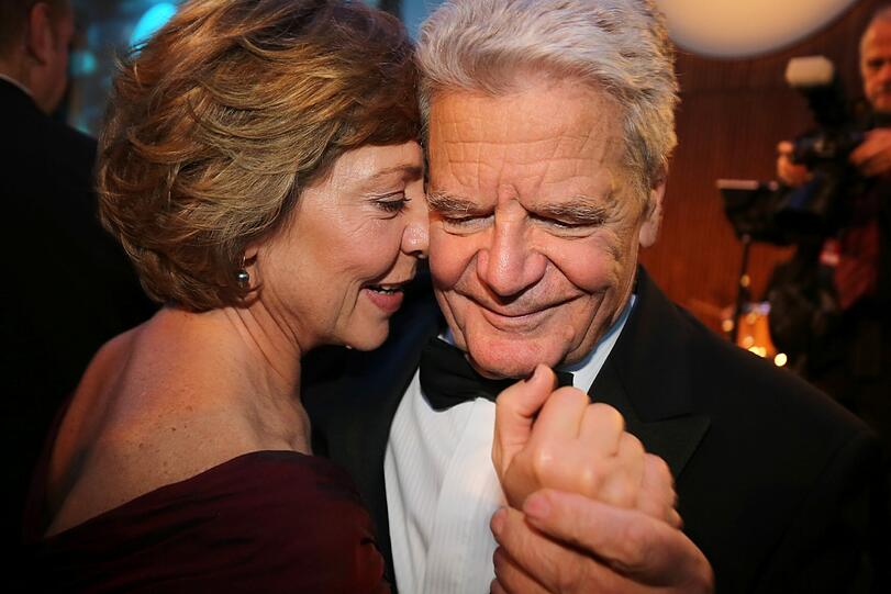 Bundespräsident Joachim Gauck und seine Lebensgefährtin Daniela Schadt beim Tanz vor der Presse.