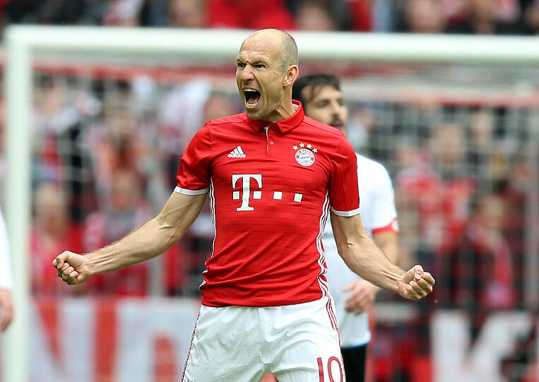 ARJEN ROBBEN - Note 1: Was für eine Traumsaison des inzwischen 33-Jährigen, dem das Alter nichts auszumachen scheint. Im Gegenteil: Robben wird offenbar immer jünger, sein Körper robuster, seine Aktionen genialer. Und sein Ehrgeiz: einmalig im Bayern-Kader. In 37 Saisonspielen war er an 30 Toren direkt beteiligt (16 Treffer, 14 Vorlagen). Top! Nach einem Muskelfaserriss zu Beginn der Saison blieb Robben von größeren Verletzungen verschont. Der Niederländer stählt seinen Body mit Individualtraining. In dieser Form ist Robben für die Bayern weiter unverzichtbar.
