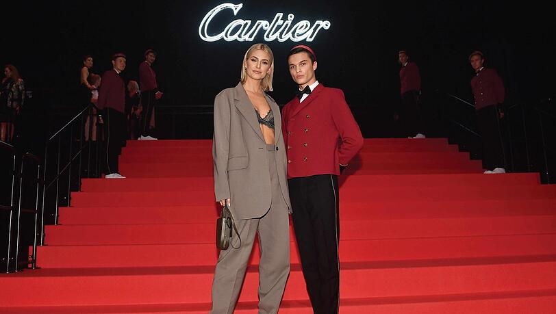 Hingucker: Lena Gercke posiert bauchfrei neben einem Pagen. Hingucker: Lena Gercke posiert bauchfrei neben einem Pagen.